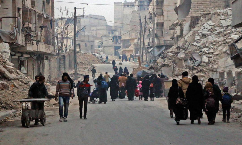 نزوح المدنيين من حي السكري في حلب الاثنين 12 كانون الأول (AFP)