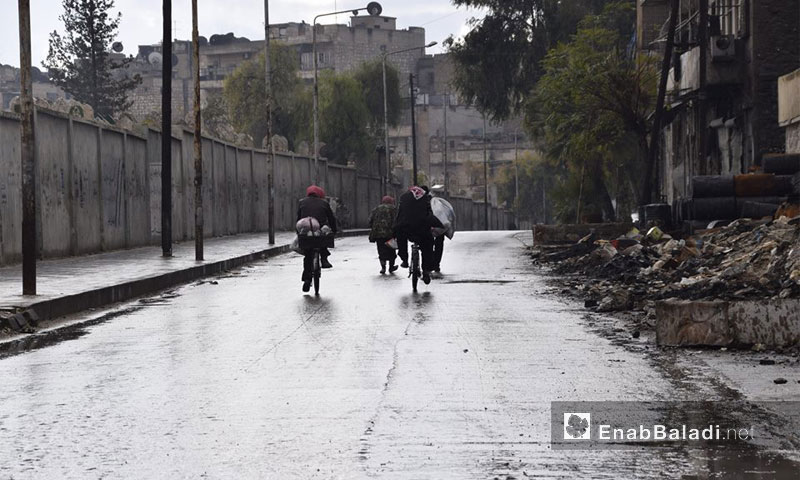 أهالي حلب المدينة يغادرونها على الدراجات الهوائية - 2 كانون الأول 2016 - (عنب بلدي)