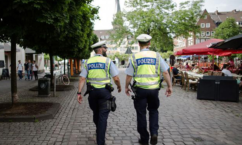 عناصر من الشرطة الألمانية_(انترنت)