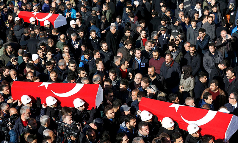 تشييع قتلى تفجير اسطنبول- الأحد 11 كانون الأول (وكالات)