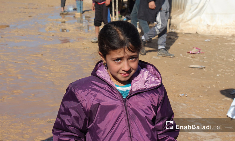 طفلة عراقية نزحت مع عائلتها من مدينة تلعفر إلى منطقة اعزاز شمال حلب- كانون الأول 2016 (عنب بلدي)