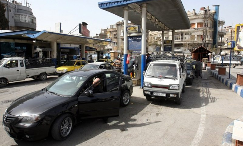 سيارات تقف في محطة بنزين في دمشق - 2012 (AFP)