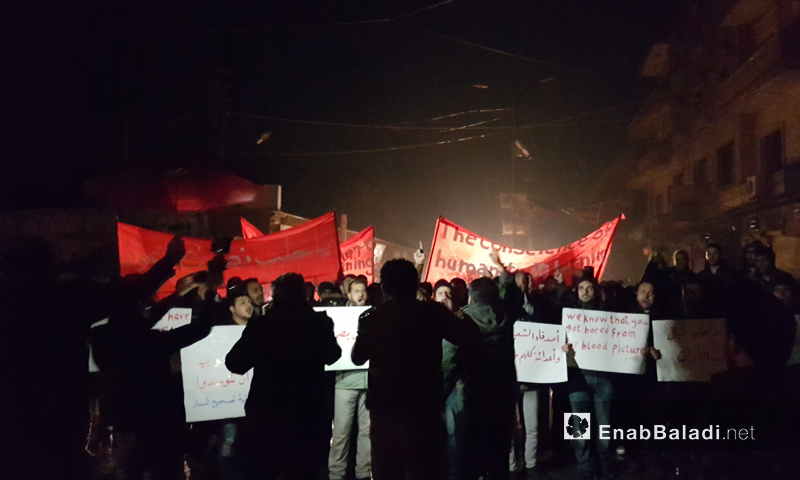 خروج عدد من المتظاهرين في مدينة إدلب نصرة لحلب وتدعوا لفك الحصار عنها_12 كانون الأول_(عنب بلدي)