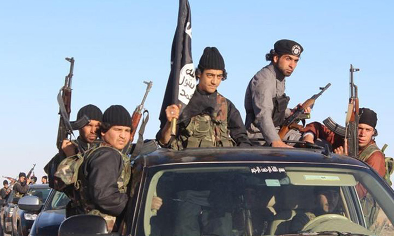 عناصر من تنظيم الدولة الإسلامية في مدينة الرقة_(انترنت)