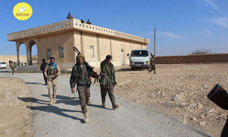 مقاتلون من "قسد" في ريف الرقة الغربي- الخميس 15 كانون الأول (فيس بوك)