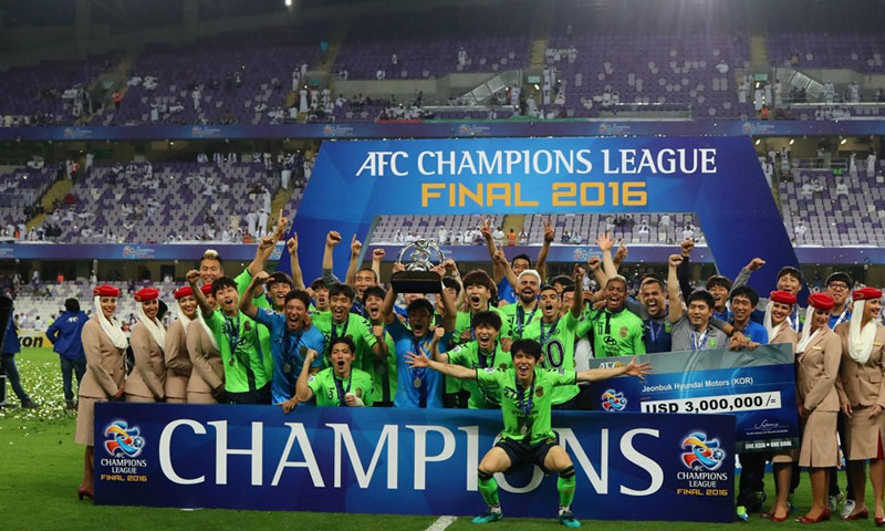 لحظ تتويج الفريق الكوري تشونبوك هيونداي موتورز، بطلاً لدوري أبطال آسيا لكرة القدم (ar.fifa.com)