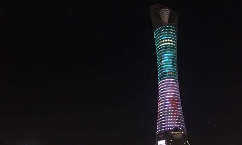 قطر تضيء علم الثورة السورية على بعض مبانيها- الأربعاء 30 تشرين الثاني (تويتر)