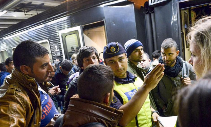 وصول لاجئين إلى ستوكهولم السويدية (إنترنت)