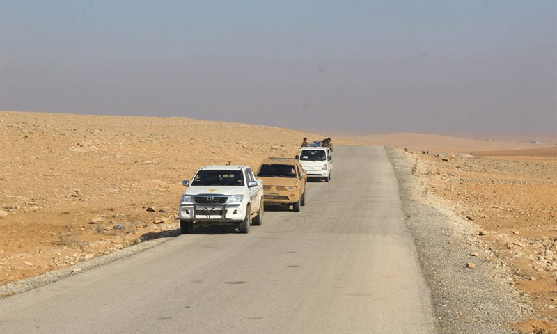 سيارات تابعة لقوات سوريا الديموقراطية في مناطق غرب مدينة الرقة (انترنت)