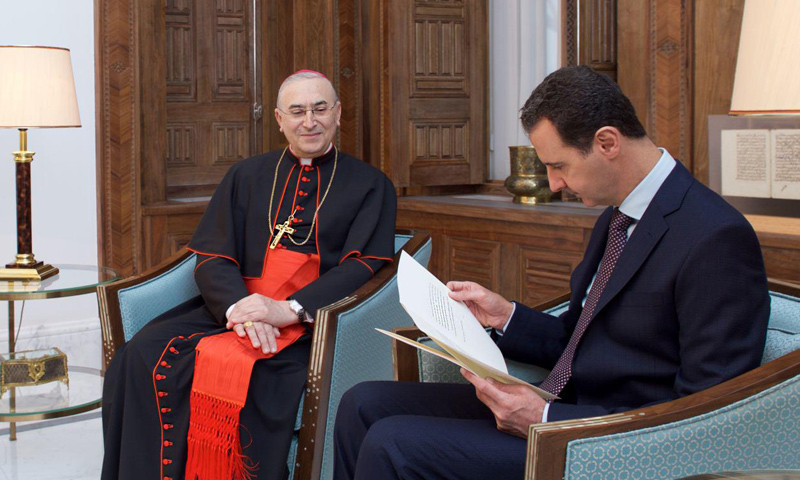 بشار الأسد مع السفير البابوي في دمشق_12 كانون الأول_(سانا)