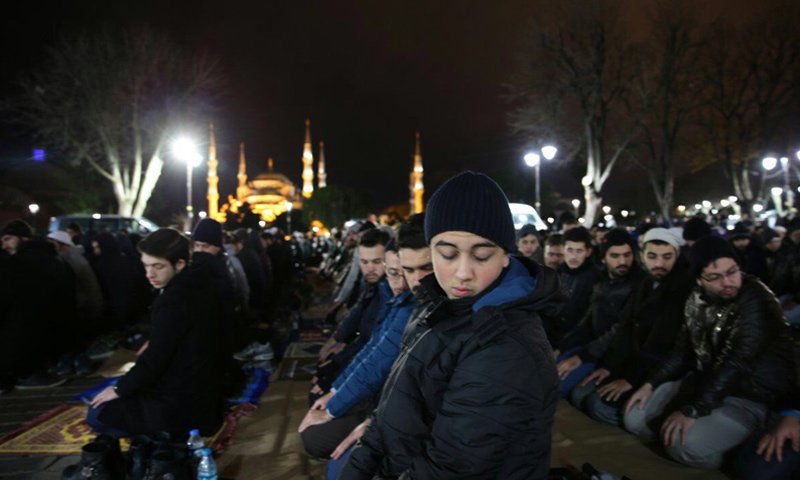 صلاة التهجد أمام مسجد آيا صوفيا في اسطنبول_3كانون الاول_(تويتر)