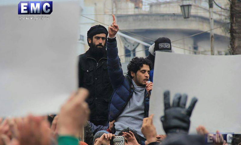 الساروت يقود مظاهرة في إدلب- الجمعة 16 كانون الأول (مركز إدلب الإعلامي)