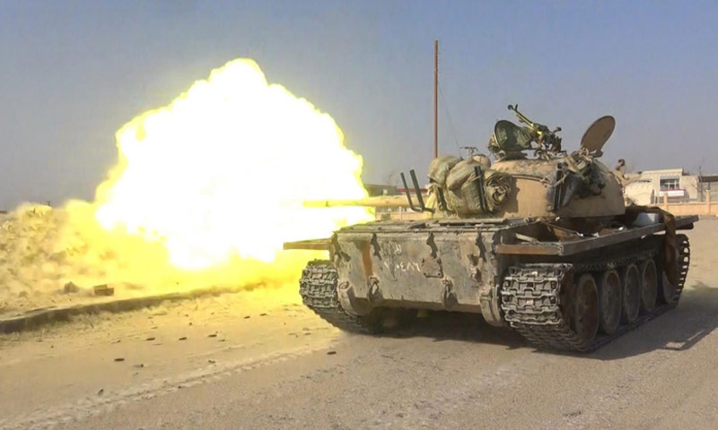 أرشيفية- دبابة لتنظيم "الدولة" تستهدف مواقع قوات الأسد في مطار دير الزور العسكري (تويتر)