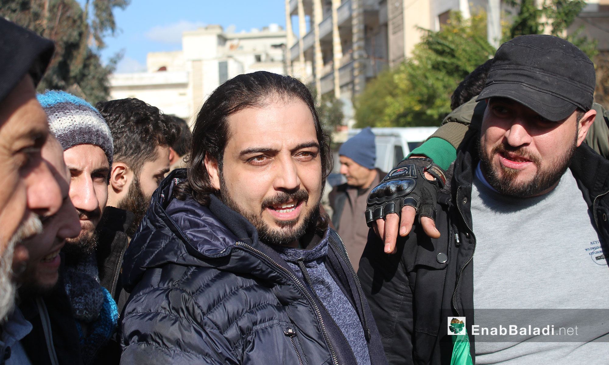 أبو روما الحلبي يشارك في مظاهرة مدينة إدلب - 6 كانون الثاني 2016 (عنب بلدي)