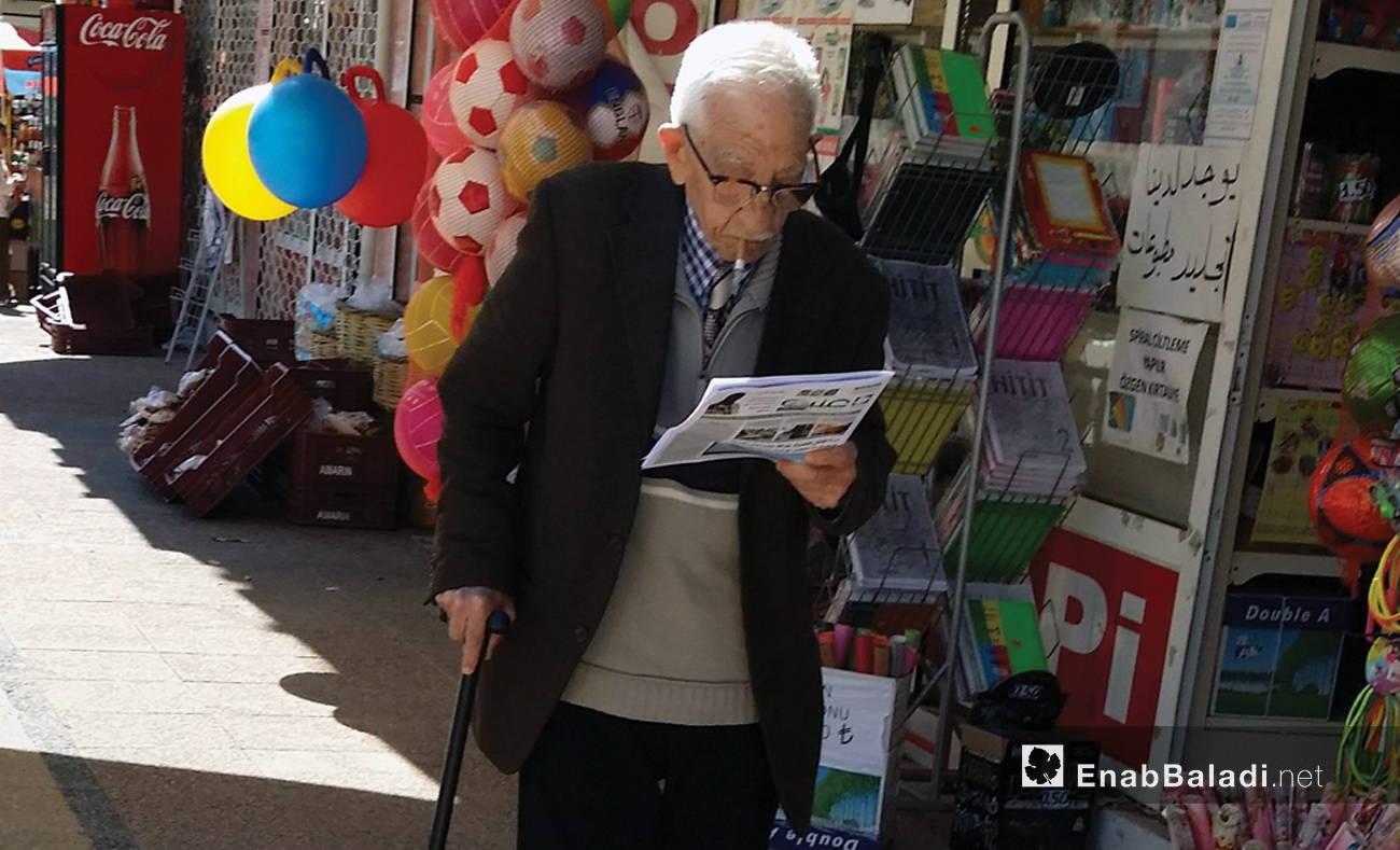 عجوز سوري يقرأ جريدة عنب بلدي في مدينة مرسين التركية - 16 آذار 2015 (عنب بلدي)