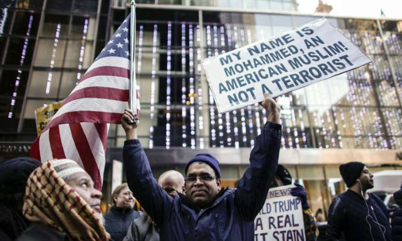 مواطن أمريكي اسمه محمد يتظاهر ضد قرار ترامب (تويتر)