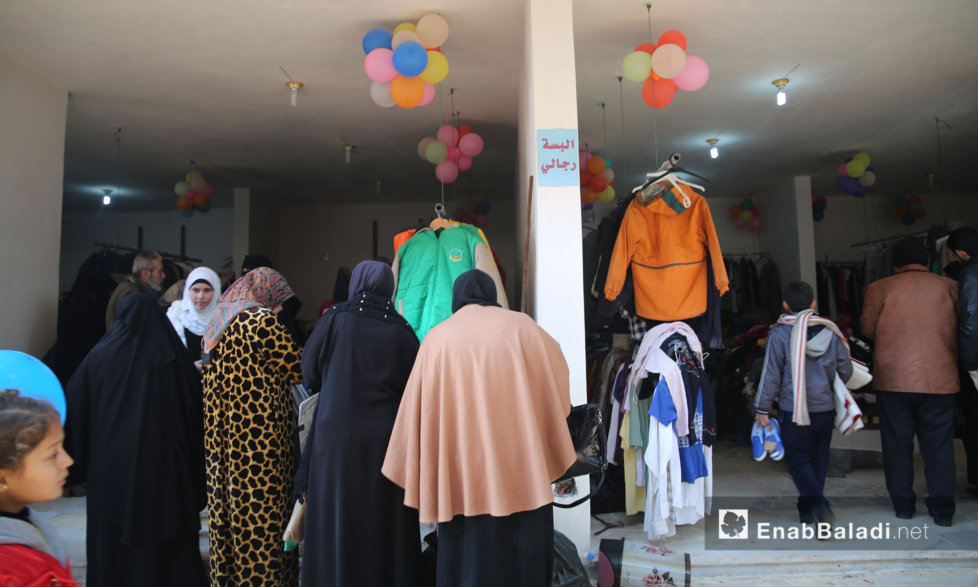 إقبال على التسوق في سوق الدانا الخيري بريف إدلب - 19 كانون الثاني 2017 (عنب بلدي)