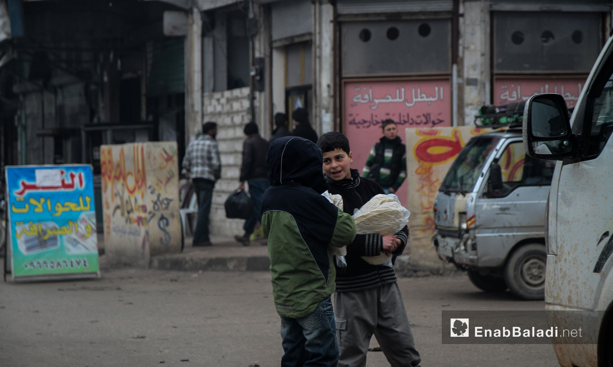 أطفال يحملون الخبز صباحًا في مدينة إدلب - 17 كانون الثاني (عنب بلدي)