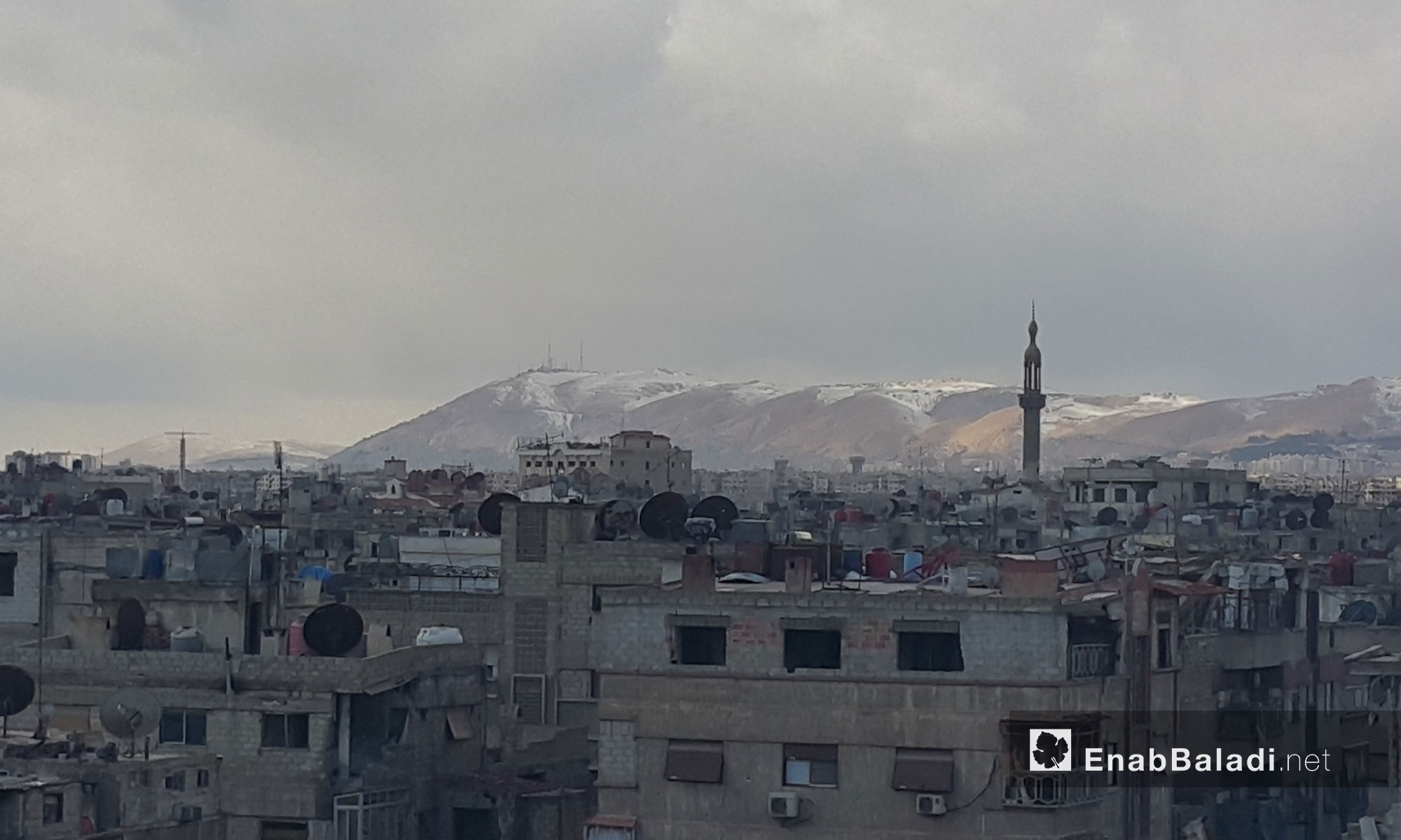 قمة جبل قاسيون  المحيط بالعاصمة دمشق تكسوها الثلوج - 28 كانون الثاني 2017 (عنب بلدي)