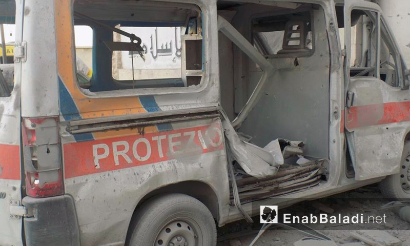 سيارة إسعاف مدمة إثر قصف مبنى الطبابة – الأربعاء 21 تموز 2016 (أرشيف عنب بلدي)