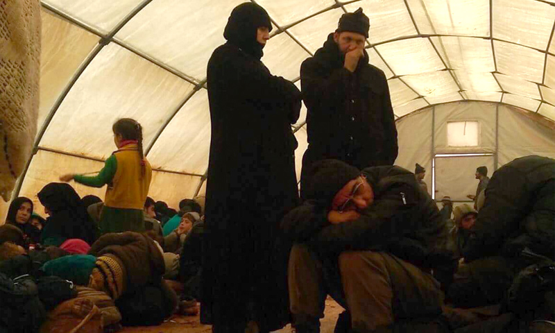 معسكر تجمع فيه الجندرمة التركية اللاجئين الذين ألقت القبض عليهم على الحدود السورية - 30 كانون الأول 2016 (عنب بلدي)