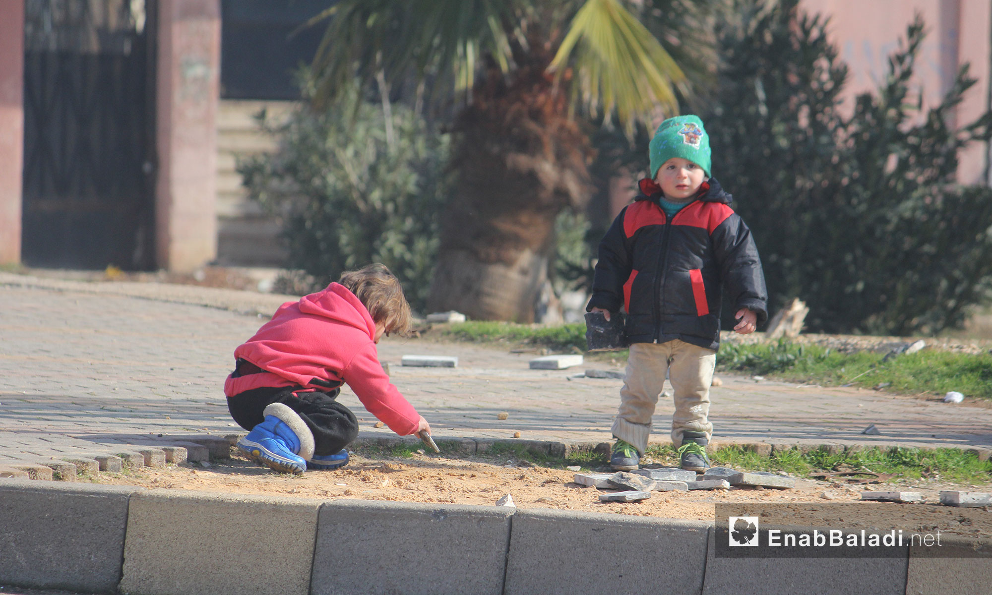 طفلان يلعبان في حي الوعر بمدينة حمص - 21 كانون الثاني 2017 (عنب بلدي)