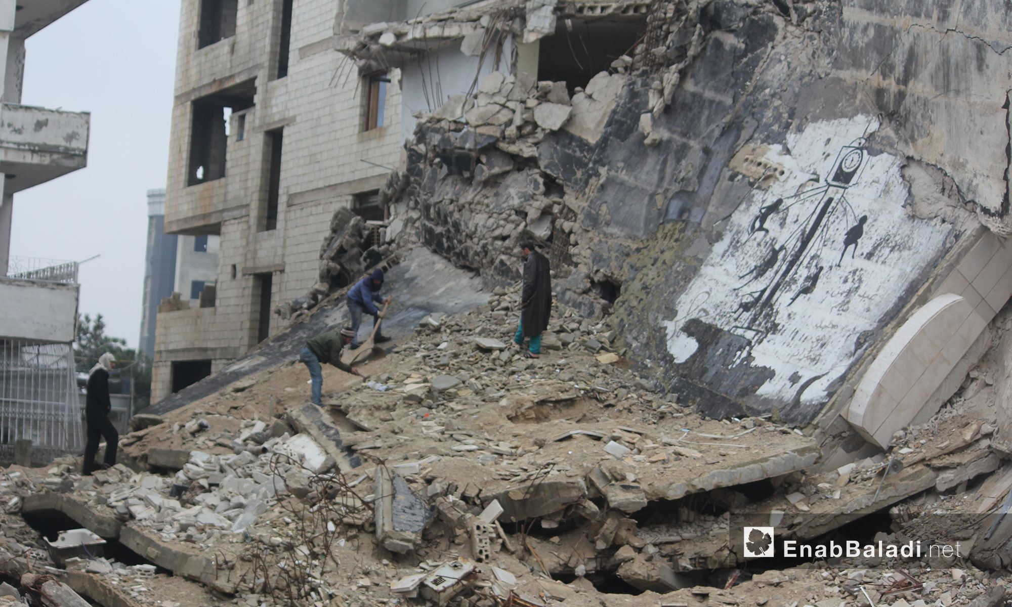 أحد الأبنية المهدمة في حي الوعر بمدينة حمص - 21 كانون الأول 2017 (عنب بلدي)