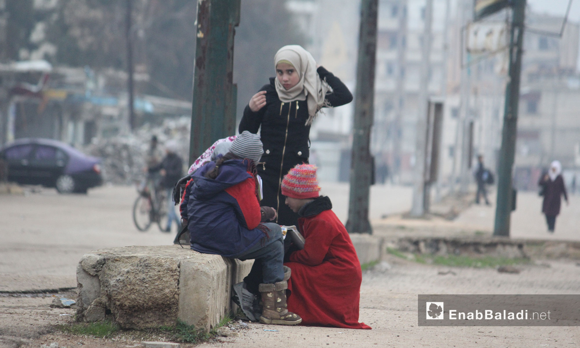 أطفال يتبادلون الحديث في حي الوعر بمدينة حمص - 21 كانون الثاني 2017 (عنب بلدي)