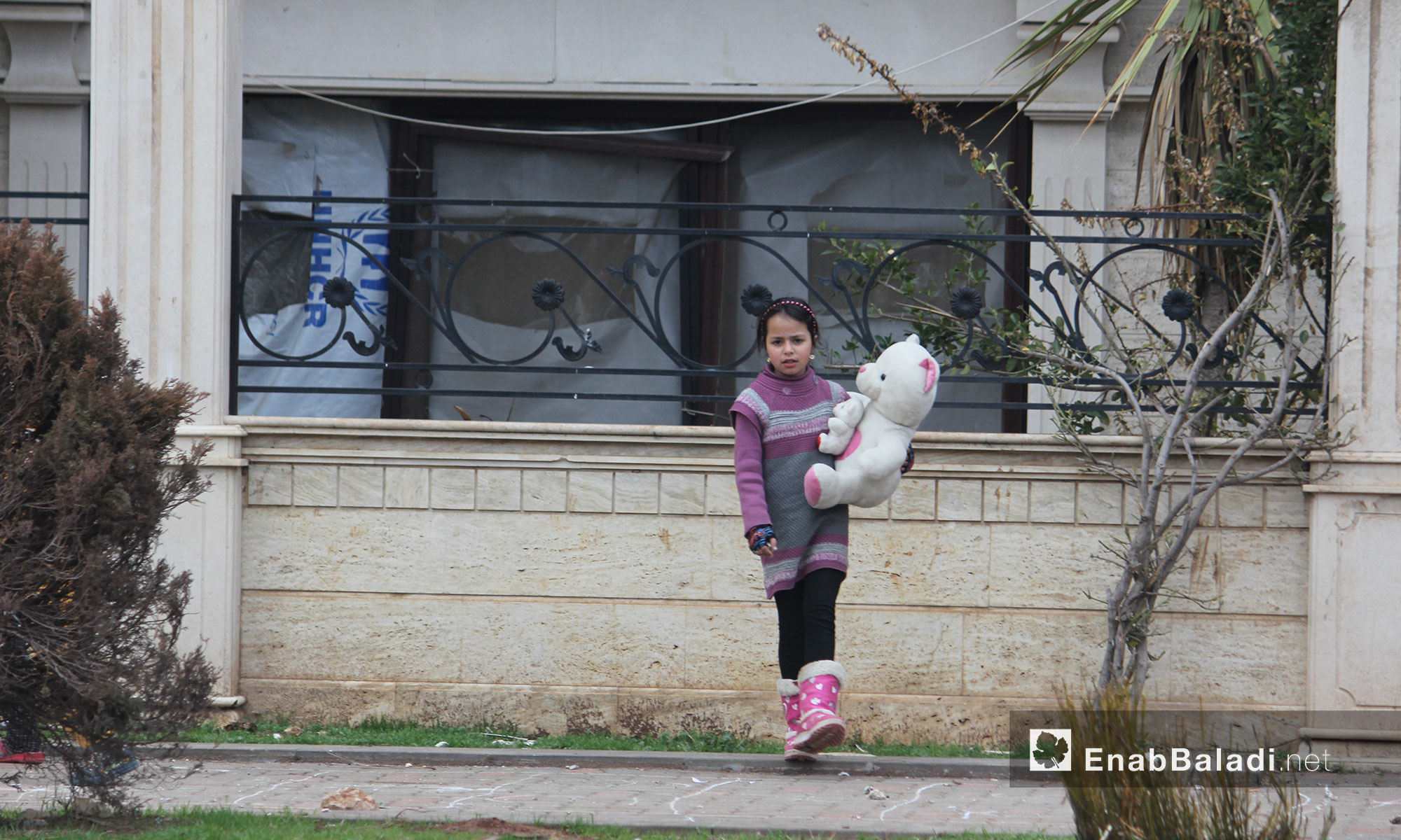 طفلة مع لعبتها خرجت تلعب قي حي الوعر بمدينة حمص - 21 كانون الثاني 2017 (عنب بلدي)