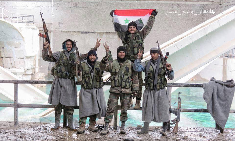مقاتلو النظام السوري يرتدون "بطانيات" المساعدات للتدفئة خلال السيطرة على عين الفيجة - 28 كانون الثاني 2017 (إنترنت)