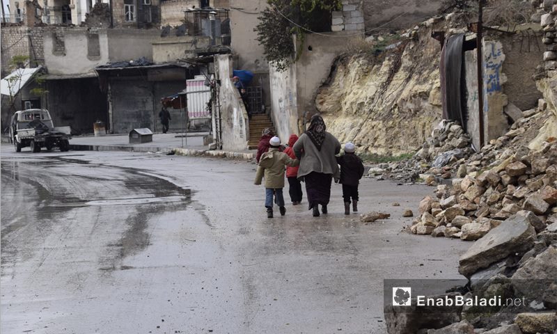 تعبيرية: سكان ينزحون في مدينة حلب 2 كانون الأول 2016 (أرشيف عنب بلدي)