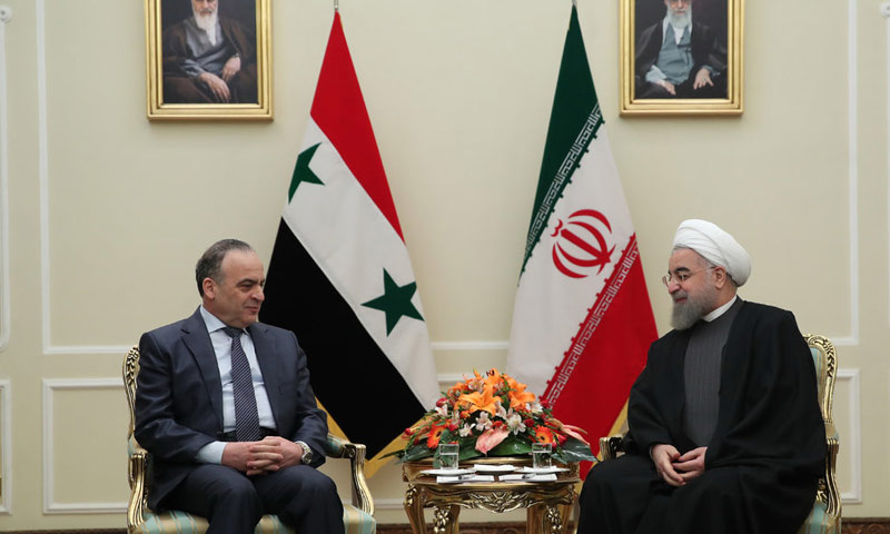 رئيس حكومة النظام عماد خميس، والرئيس الإيراني حسن روحاني (AFP)