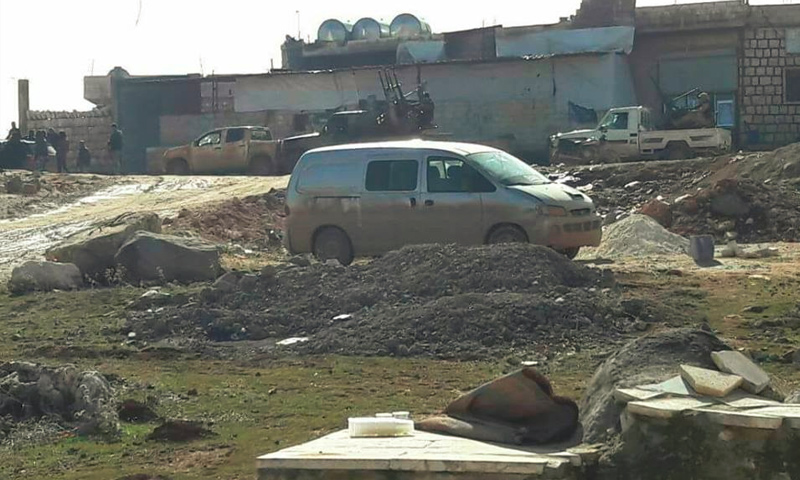 عناصر جبهة "فتح الشام" عند المدخل الغربي لبلدة كفرنبل - 24 كانون الثاني 2017 (IRT)