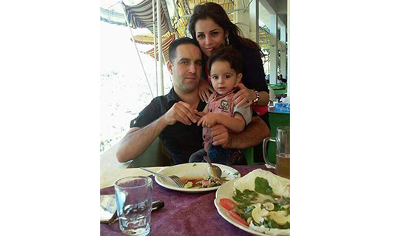 النقيب بشار البودي وزوجته وطفله (فيس بوك)