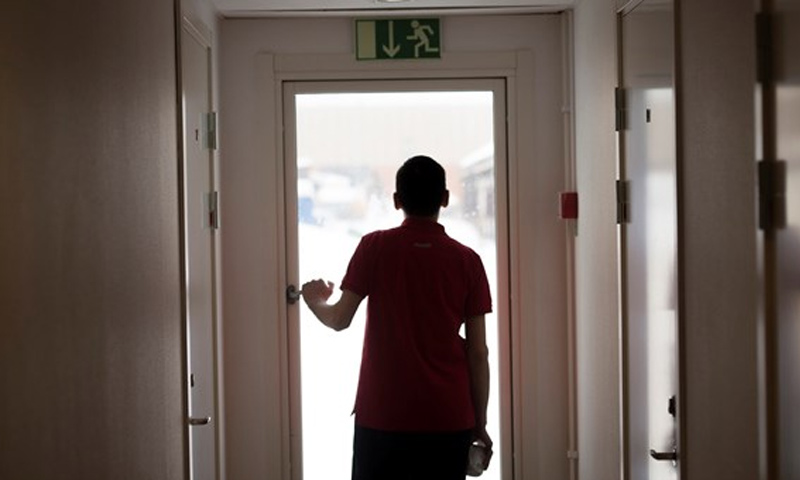 لاجئ مراهق داخل "كامب" اللجوء في السويد (إنترنت)
