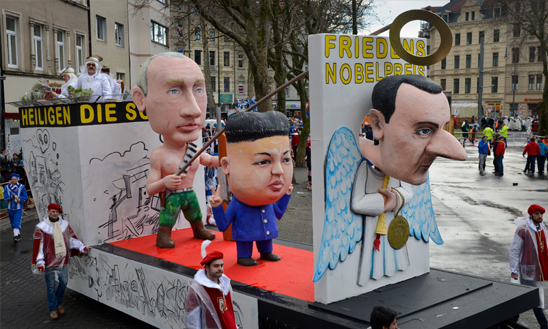 كرنفال يتضمن مجسمات لرئيس النظام السوري، بشار الأسد، والزعيم الكوري كيم جونغ، والرئيس الروسي، فلاديمير بوتين (AP)