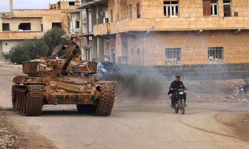 مقاتلون في المعارضة السورية يقودون دبابة في مدينة درعا
3 كانون الأول 2016
(محمد أبازيد- AFP)