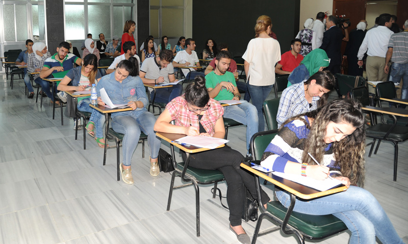 طلاب يقدومون امتحانات عام 2015-2016 في ممرات جامعة دمشق (سانا)