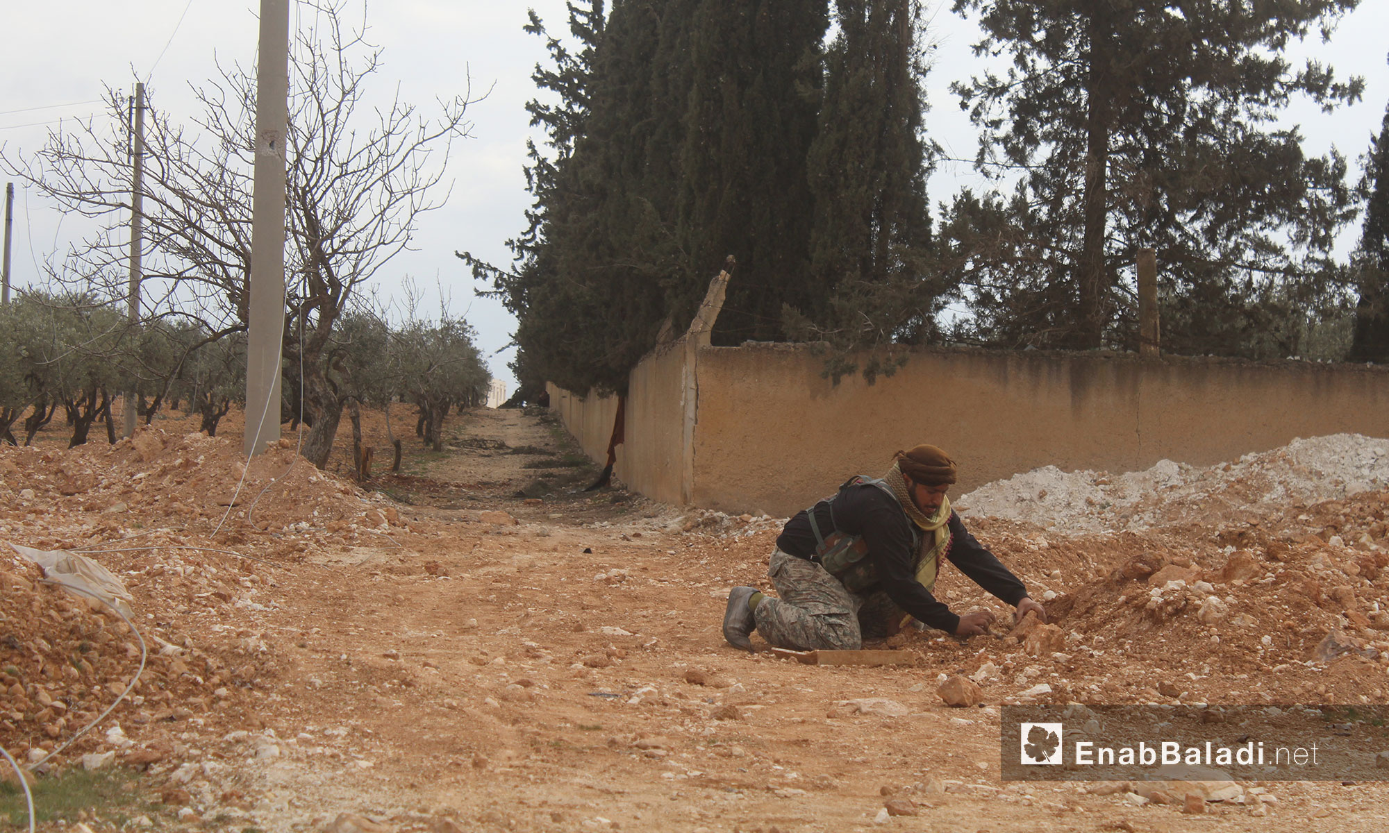 مقاتل من الجيش الحر يقوم بنزع الألغام التي زرعها مقاتلو "تنظيم الدولة" - 12 شباط 2017 (عنب بلدي)