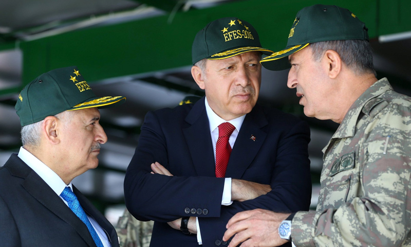 الرئيس التركي، رجب طيب أردوغان، ورئيس الأركان العامة، خلوصي أكار، ورئيس الوزراء بن علي يلديريم (إنترنت)