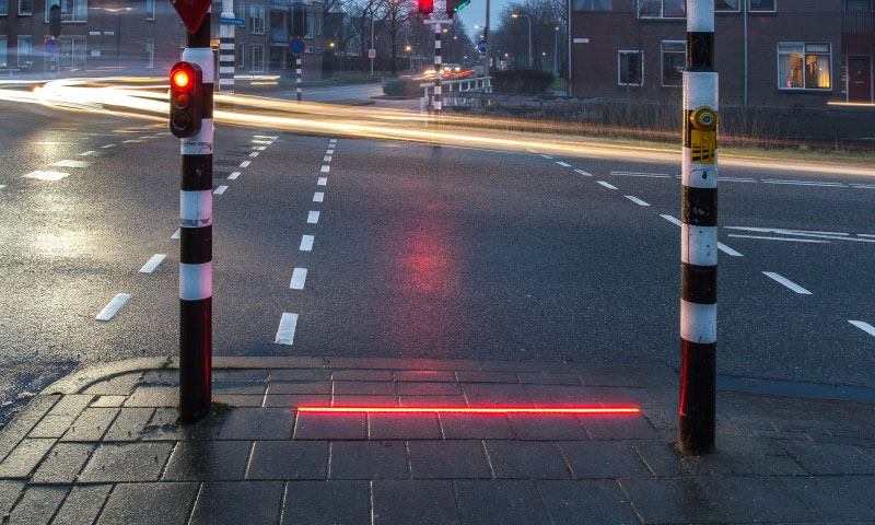 إشارات مرور أرضية لمستخدمي الهواتف الذكية في هولندا - (ذا غارديان)