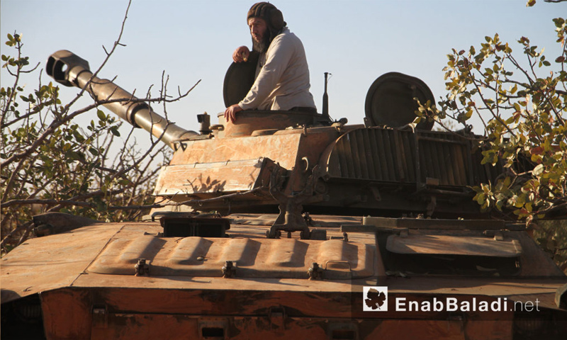 مقاتل يعتلي دبابة لحركة "أحرار الشام" قرب بلدة القاهرة في ريف حماة الشمالي - 27 أيلول 2016 (عنب بلدي)