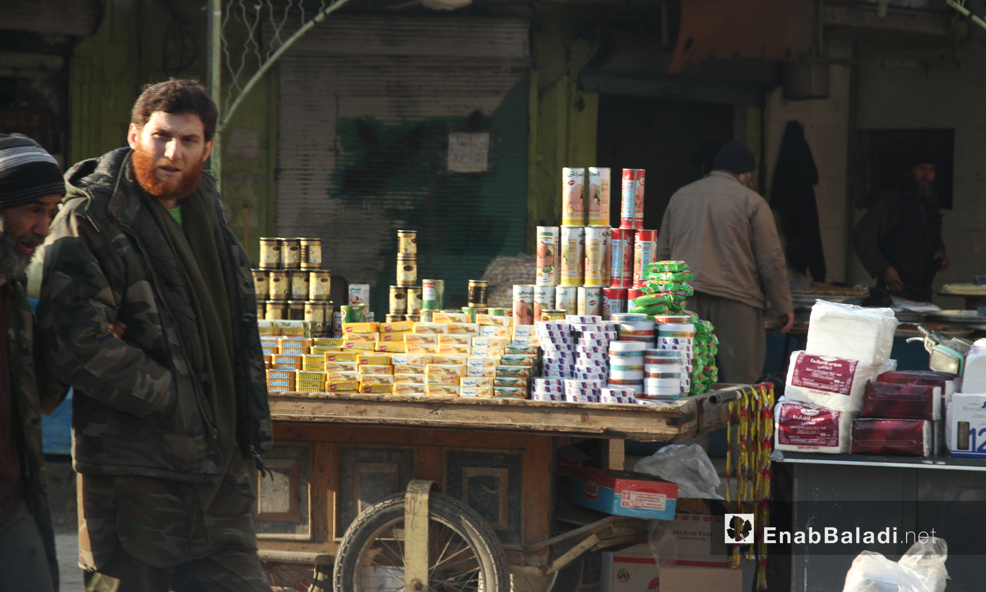 بائع معلبات متجول في مدينة إدلب - 9 شباط 2017 (عنب بلدي)