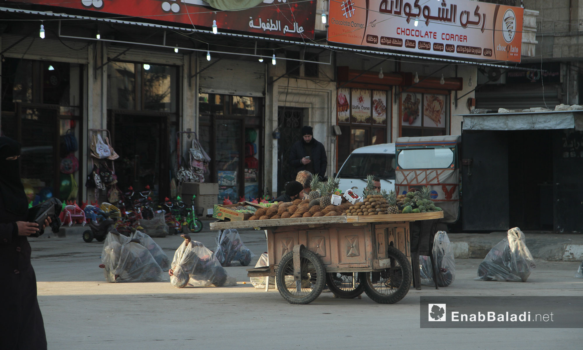 بائع فاكهة متجول في مدينة إدلب - 9 شباط 2017 (عنب بلدي)