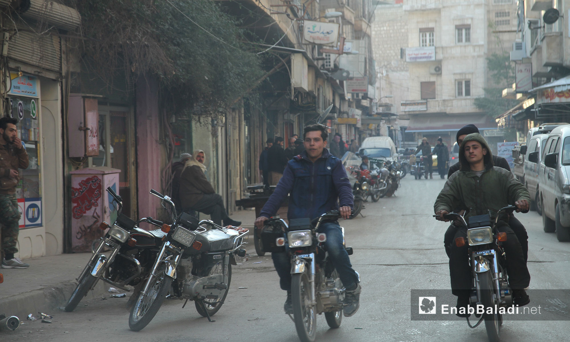 متجولون في سوق الهواتف النقالة في مدينة إدلب - 9 شباط 2017 (عنب بلدي)