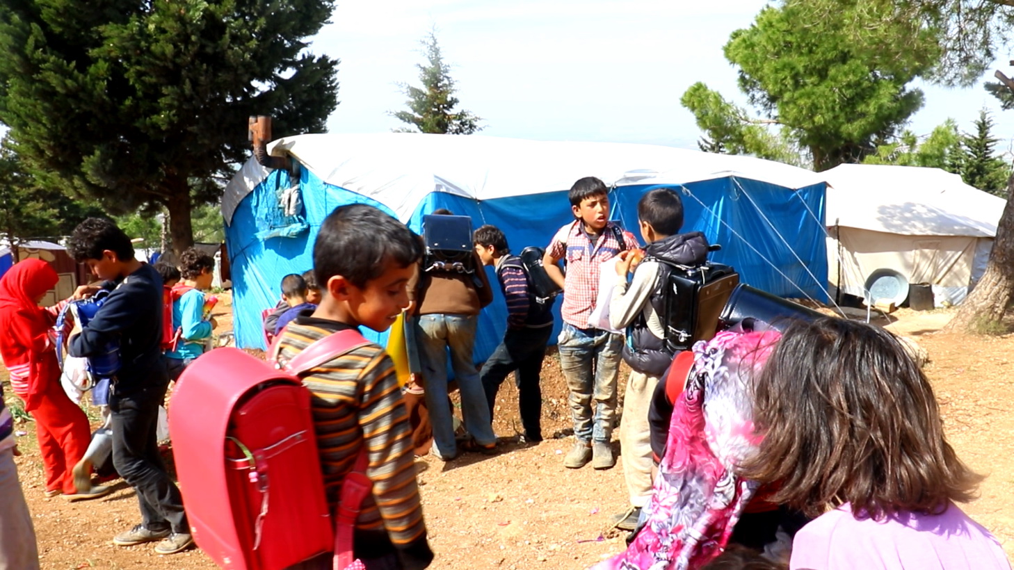 توزيع حقائب راندوسيرو في المخيمات السورية (عنب بلدي)
