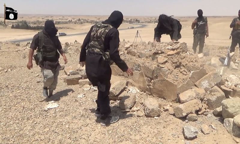 مقاتلون في تنظيم "الدولة" يدمرون القبور في دير الزور (ولاية الخير)