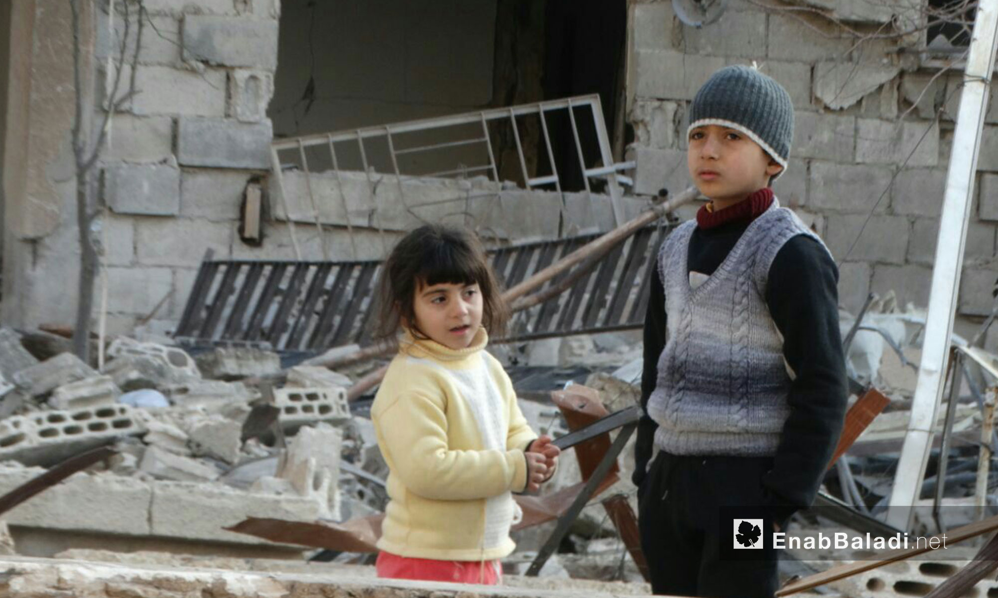 أطفال حي الوعر في حمص يشاهدون ما حلَ بمنازلهم - 9 شباط 2017 (عنب بلدي)