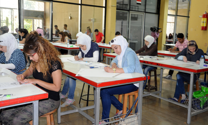 طلاب يقدمون امتحانات التعليم المفتوح في جامعة دمشق (إنترنت)