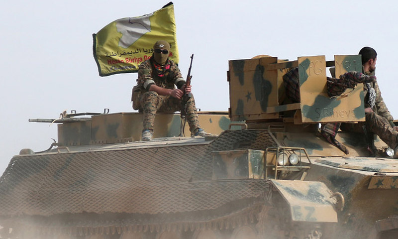 مقاتل من قوات سوريا الديمقراطية يعتلي دبابة (إنترنت)